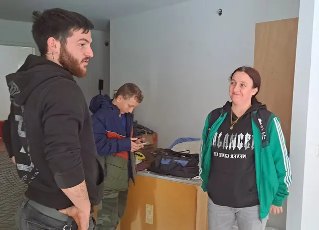 Vom Asternweg in die Biebermühle: Anthony (links), Jamie und ihre Mutter Steffi Kallenbach planen die nächsten Schritte für den Umzug | Foto: Monika Klein