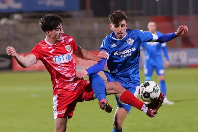 Silas Gutmann vom FK Pirmasens im intensiven Zweikampf gegen einen Spieler von Wormatia Worms während des Oberliga-Derbys. | Foto: Erik Stegner