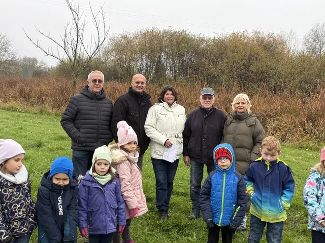 hinten von links nach rechts: Ortsbürgermeister German Guttenbacher, Bürgermeister Karl Dieter Wünstel, Rektorin Nataly Rumler, Willi Gebhart, Ulrike Pfirrmann (OGV) mit den Erstklässlern der Lina-Sommer-Schule  | Foto: VG Jockgrim/frei