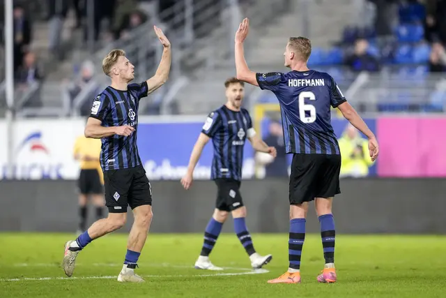Malte Karbstein (links), Lukas Klünter (Mitte), und Torschütze Niklas Hoffmann bejubeln im Pokalspiel gegen Walldorf das Tor zum 1:1. | Foto: Zimmermann/PIX-Sportfotos
