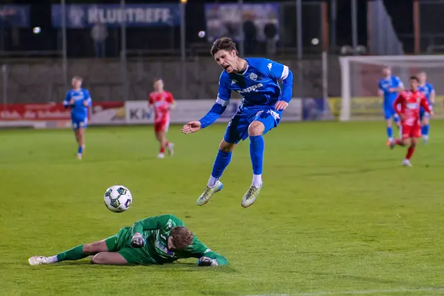 Oskar Prokopchuk (FKP) wird weit außerhalb des Strafraums vom Wormser Torhüter Tobias Edinger zu Fall gebracht – der Keeper sah für dieses Foul die Rote Karte. | Foto: Erik Stegner