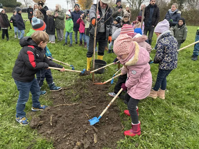 Die Erstklässler halfen fleißig mit beim Baumpflanzen | Foto: VG Jockgrim/frei