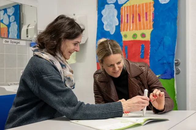 Schulleiterin Mächtle und Vonovia Regionalleiterin Andrea Witzel testen die Stifte. | Foto: Raffael Braun