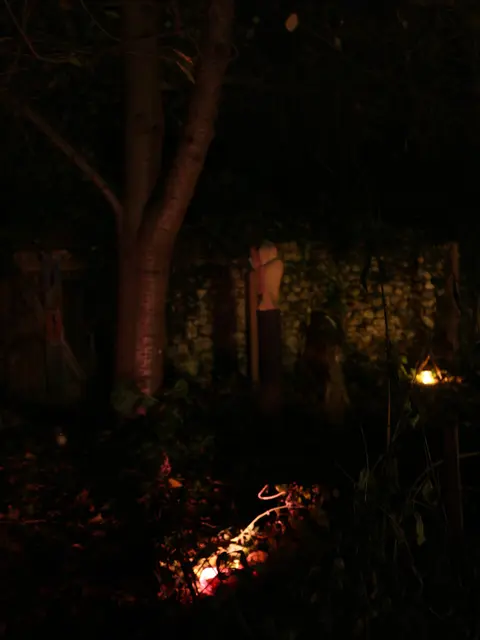 Skulptur im Lichterschein | Foto: Wolf Münninghoff