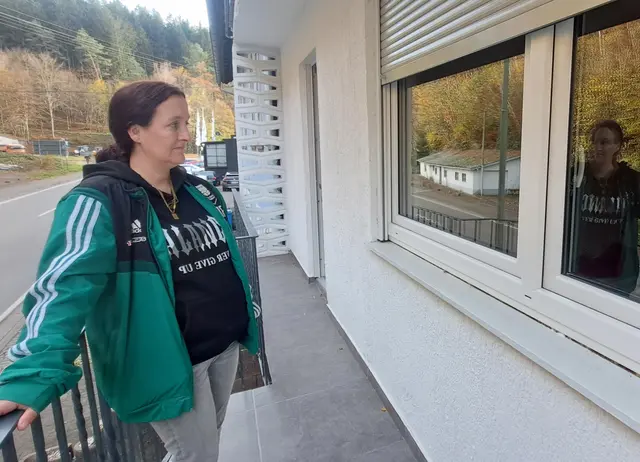 Zur Straßenseite hin hat das Haus einen schmalen Balkon | Foto: Monika Klein