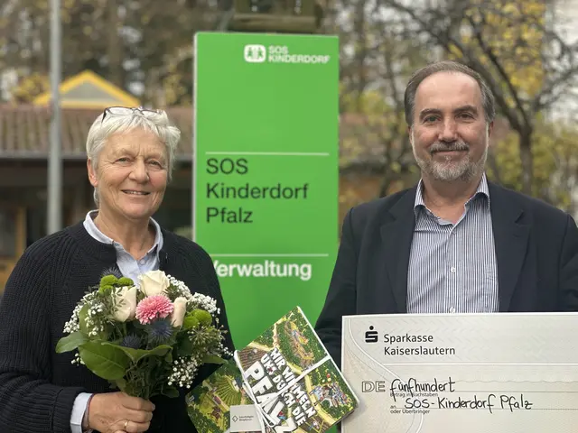 Spendenübergabe beim SOS-Kinderdorf in Eisenberg: Irene Jennes und Dr. Hans-Günther Clev | Foto: ZukunftsRegion Westpfalz