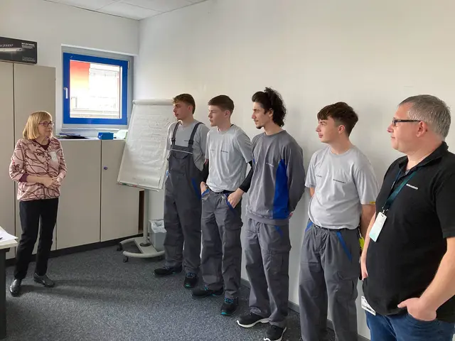 Elf Schülerinnen und Schüler aus vier Schulen des Donnersbergkreises haben die BorgWarner Turbo Systems GmbH besucht | Foto: Kreisverwaltung Donnersbergkreis