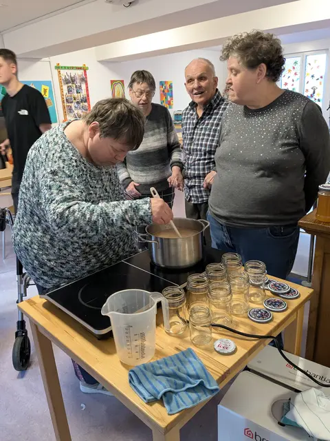 Und dann ging es ans Einkochen | Foto: Lebenshilfe Kusel