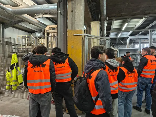 Insgesamt 14 Schülerinnen und Schüler verschiedener Schulen aus dem Donnersbergkreis erhielten einen spannenden Einblick in die Arbeitswelt der EKW GmbH in Eisenberg | Foto: Kreisverwaltung Donnersbergkreis