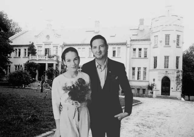 Ariane Rykov und Uwe Marcus Rykov vor einem Bild des Schlosses von 1902 | Foto: Filmmuseum- Kulturschloss Lausitz