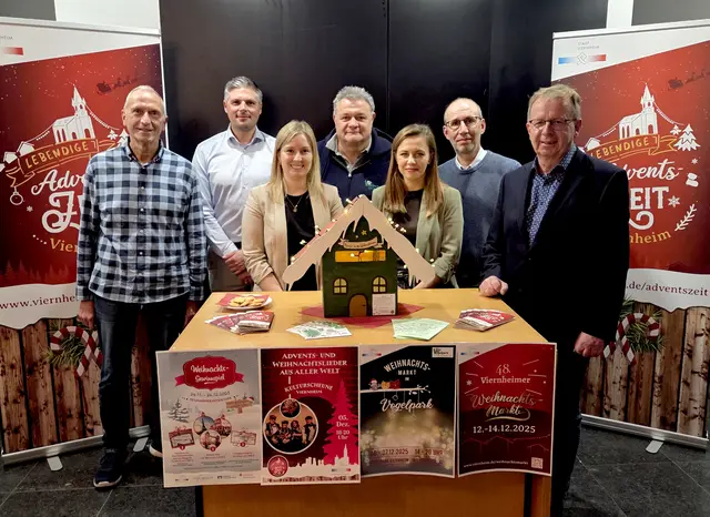 Präsentieren gemeinsam das vielfältige Programm der Lebendigen Adventszeit mit über 45 Veranstaltungen (von rechts): Bürgermeister Matthias Baaß, Claus Bunte, Beata Kielar, Michael Haas (Vogelpark), Miriam Prenz (Projektleiterin Kultur- und Sportamt), Amtsleiter Jan Krasko und Jürgen Gutperle (Förderverein St. Aposteln e.V.)
 | Foto: Stadt Viernheim