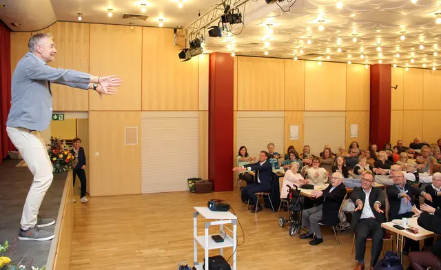 Felix Gaudo bezog das Publikum mit ein und brachte es immer wieder zum Lachen. | Foto: Koch