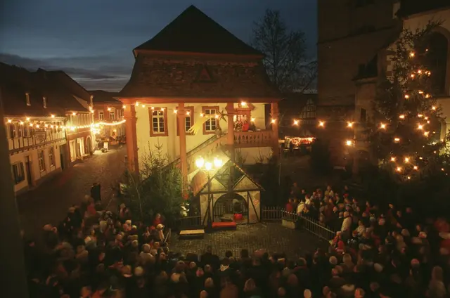 Die Weihnachtsgeschichte wird am Freinsheimer Weihnachtsmarkt in Pfälzer Mundart vorgetragen und vor dem historischen Rathaus mit einer „lebendigen Krippe“ nachgespielt | Foto: Stadt Freinsheim/gratis