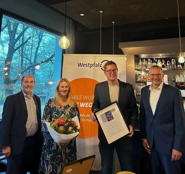 Begrüßung des 500. Mitglieds im Parkhotel Schillerhain (von links): Dr. Hans-Günther Clev, Daniela Wurster, Alexander Wurster und Kai Landes | Foto: ZukunftsRegion Westpfalz