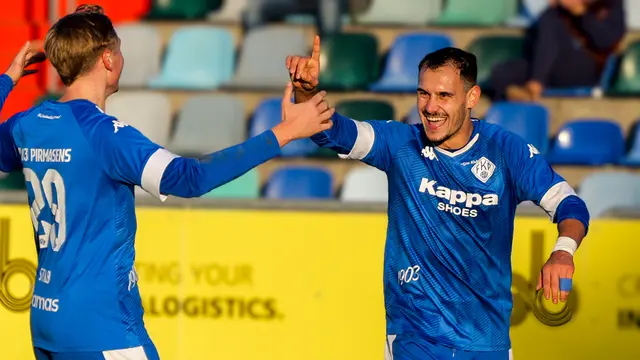 Luka Dimitijevic (rechts) beim Torjubel im Heimspiel gegen den FV Engers. Der Stürmer fällt für die Auswärtspartie in Eisbachtal verletzt aus. | Foto: Erik Stegner