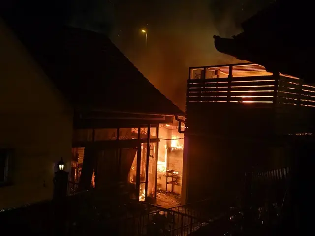 Lichterloh ging das Gartenhaus in Flammen auf  | Foto: Polizeiinspektion Kusel