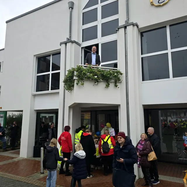 Die Karnevalisten dringen in das Rathaus ein. | Foto: Gemeindeverwaltung Haßloch