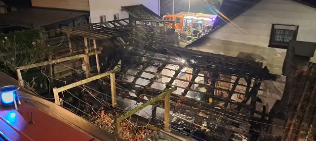 Gartenhaus im Etschbergerweg in Flammen | Foto: Feuerwehr