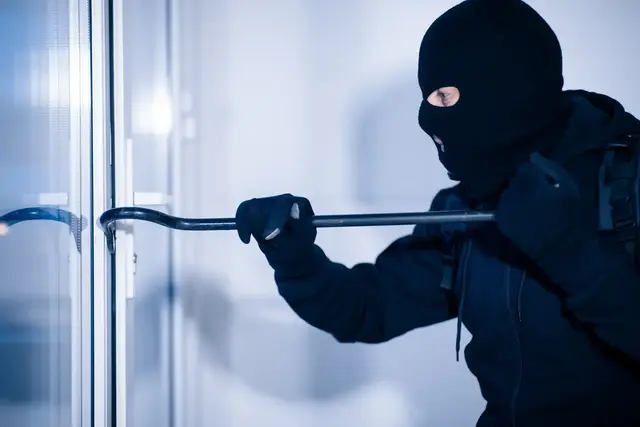 Den bisherigen Ermittlungen zufolge handelte es sich um mindestens drei maskierte Personen, die schwarze und graue Hoodies trugen und mit Sturmhauben unkenntlich gemacht waren | Foto: Prostock-studio/stockadobe.com