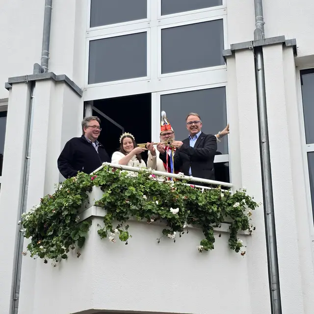 Schlüsselübergabe auf dem Balkon des Rathauses | Foto: Gemeindeverwaltung Haßloch