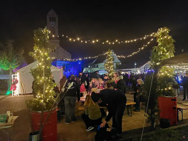 Weihnachtsmarkt Böhl-Iggelheim: Umrahmt wird der Böhler Weihnachtsmarkt an allen drei Tagen von einem abwechslungsreichen Bühnenprogramm auf dem Kerweplatz.  | Foto: Brigitte Melder