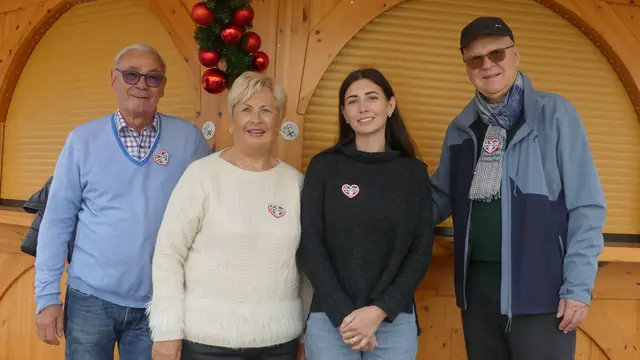 Zeigen Herz für die Bürgerstiftung, für Bruchsal und für den Weihnachtsmarkt: Hans und Ingrid Alt, Sally Koch und Gilbert Bürk (v.l.) | Foto: martin stock