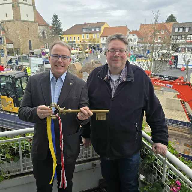 Bürgermeister Tobias Meyer (links) und Beigeordneter Ralf Trösch mit dem Rathausschlüssel | Foto: Gemeindeverwaltung Haßloch