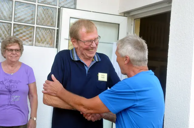 Günter Haritz begrüßt den Organisator Gottfried Müller beim 5. Treffen der Deutschen Radsportszene in Hatzenbühl | Foto: Roger Klenk