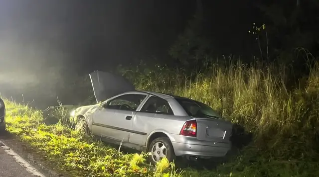 Das Auto landete schließlich im Straßengraben | Foto: Freiwillige Feuerwehr Verbandsgemeinde Otterbach-Otterberg