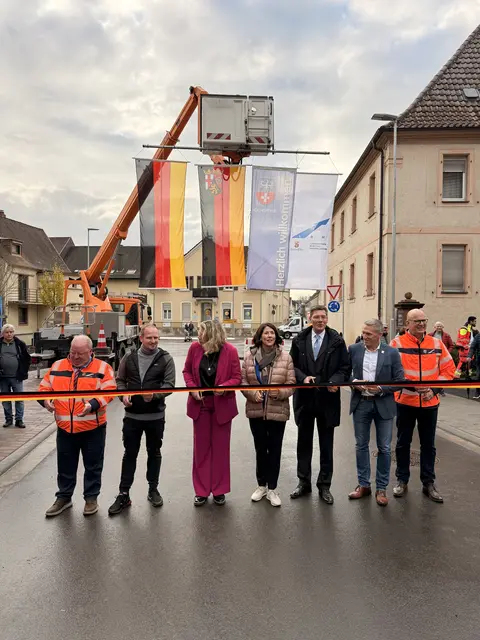 Hochkarätige politische Prominenz bei der feierlichen Verkehrsfreigabe der Ortsdurchfahrt Hochspeyer | Foto: Reiner Voß/view/gratis