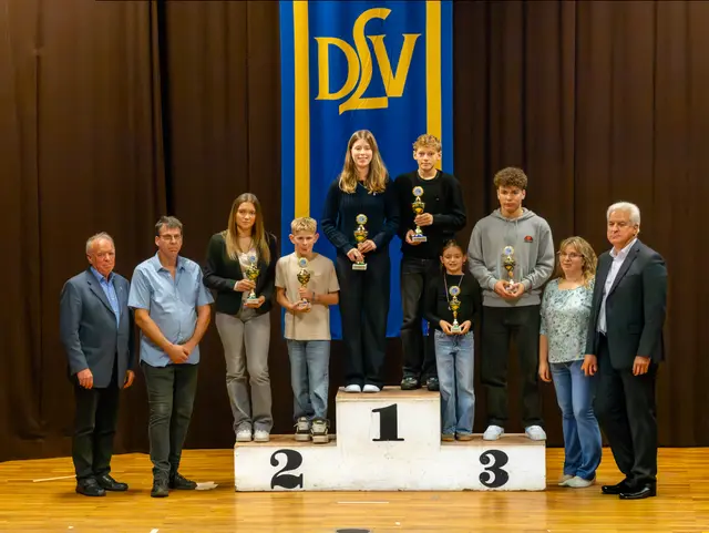 Sportlerinnen und Sportler des Jahres auf der Bühne | Foto: Johann-Peter Melder