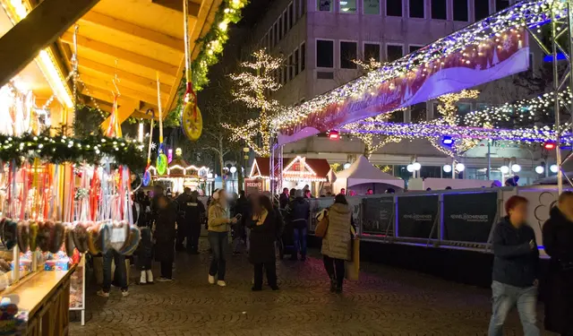 Weihnachtsmarkt Pirmasens: Der Duft von leckerem Glühwein und frisch gebackenen Rostigen Rittern, Waffeln und Crêpes stimmt auf die Weihnachtszeit ein. | Foto: Frank Schäfer