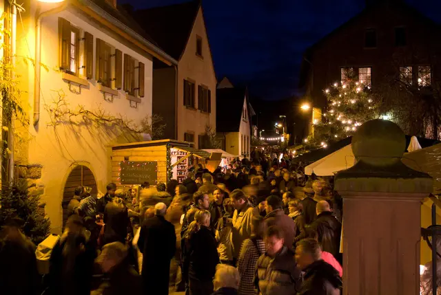 Die alte Dorfstraße mitten im alten Ortskern bildet mit ihrer besonderen Kulisse den Rahmen für einen der schönsten Weihnachtsmärkte der Region. | Foto: Veranstalter