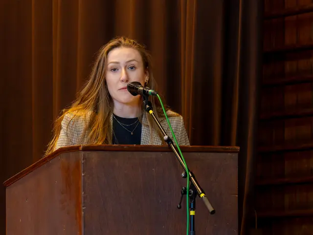 Souveräne Ansage von Elena Löchner  | Foto: Johann-Peter Melder