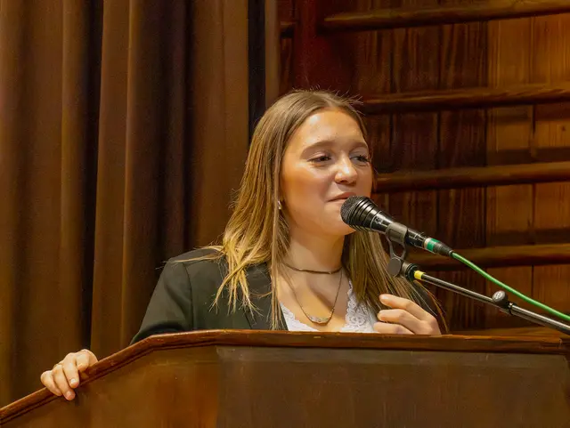 Emma Schubert bedankte sich bei den Trainern mit Geschenken | Foto: Johann-Peter Melder