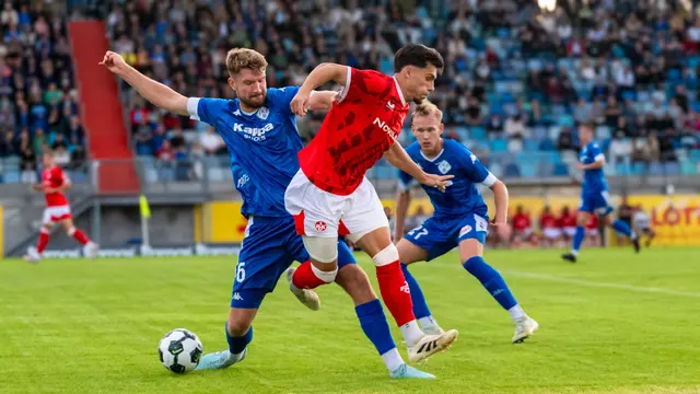 Intensiver Zweikampf im Oberliga-Titelrennen: Der FK Pirmasens stemmt sich gegen den Vorwärtsdrang der U21 des 1. FC Kaiserslautern. Beide Teams liefern sich erneut ein enges Duell um die Spitzenplätze. | Foto: Erik Stegner