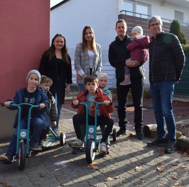 Auf dem Bild zu sehen von links nach rechts:
Jacqueline Blach (stellv. Leitung), Susanne Klar (Leitung), Fabian Hartmann, Roland Hartmann
Im Vordergrund: glückliche Kinder der Kindertagesstätte | Foto: KiTa Paul Gerhardt