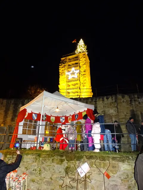 Mit dem stimmungsvollen „Burg-Advent“ am Samstag, dem 29. November 2025 beginnt auch auf der Wachtenburg die Vorweihnachtszeit. Der Baum auf der Turmspitze strahlt dann zusammen mit dem großen Stern wieder weit ins Land hinaus.  
                                                                       
 | Foto: Förderkreis Wachtenburg