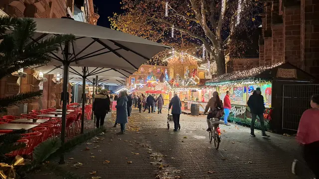 Oben Lichter in den Baumwipfeln, unten flanieren die Menschen | Foto: Monika Klein