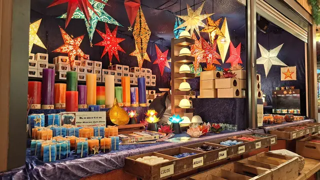 Leuchtende Farben für die dunkle Jahreszeit: einer der Verkaufsstände | Foto: Monika Klein