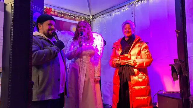 Moderator Marco Blechschmidt (von links) mit dem "Lautrer Christkind" Eva Lommel und Oberbürgermeisterin Beate Kimmel | Foto: Monika Klein