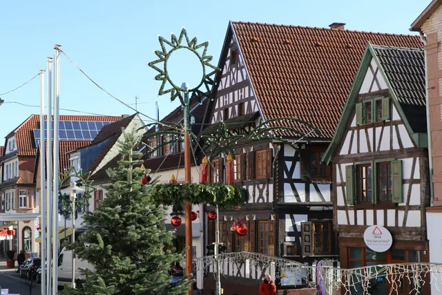  Auf den weihnachtlich geschmückten Straßen geht es zum Christkindelmarkt Kandel, der im Dezember jeden Freitag, Samstag und Sonntag geöffnet ist | Foto: Heike Schwitalla