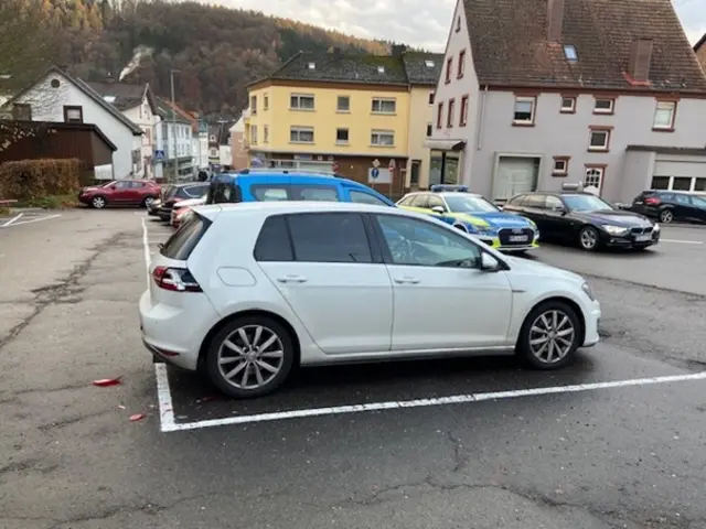 Nach bisherigen Feststellungen wurde der Golf vermutlich beim Ein- oder Ausparken von einem bislang unbekannten Fahrzeug gestreift | Foto: Polizeidirektion Pirmasens