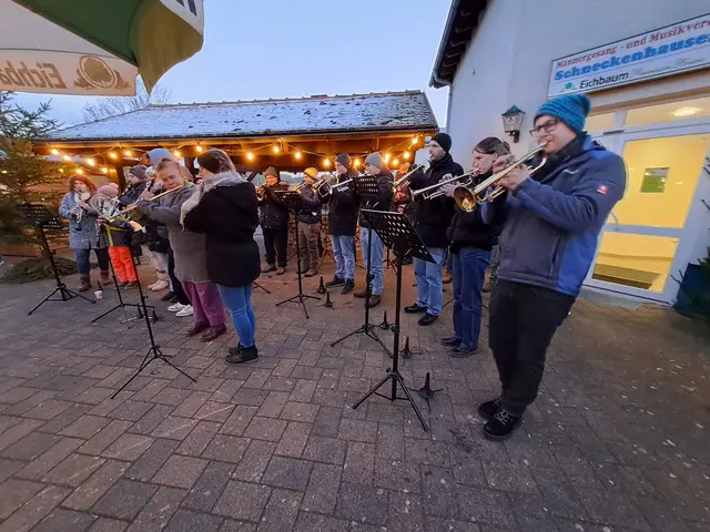 Weihnachtsmarkt Schneckenhausen: An der Festhalle wird die Vorweihnachtszeit mit stimmungsvoller Musik eingeläutet | Foto: David Punstein/gratis