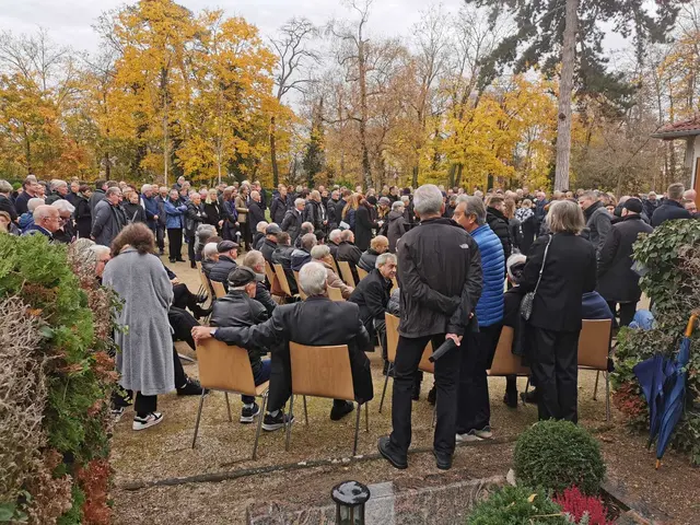 Einige 100 Trauergäste fanden sich zum Abschied von Günter Haritz auf dem Friedhof in Leimen ein! | Foto: Jockel Faulhaber