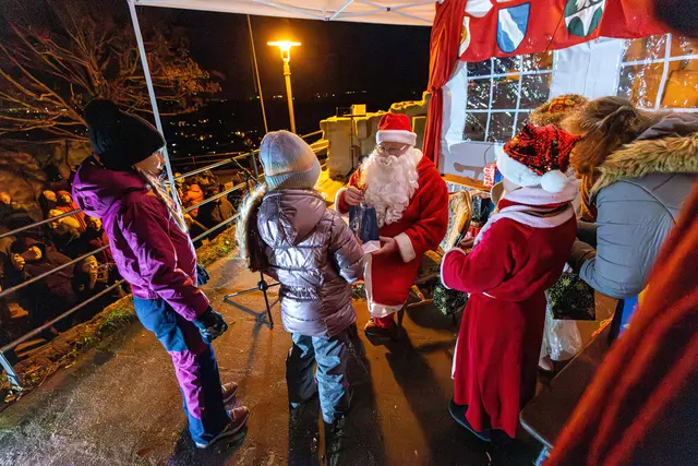 Wie immer kommt auch in diesem Jahr der Nikolaus mit seinen Helfern auf die Burg, um die Kinder zu beschenken. | Foto: Förderkreis Wachtenburg