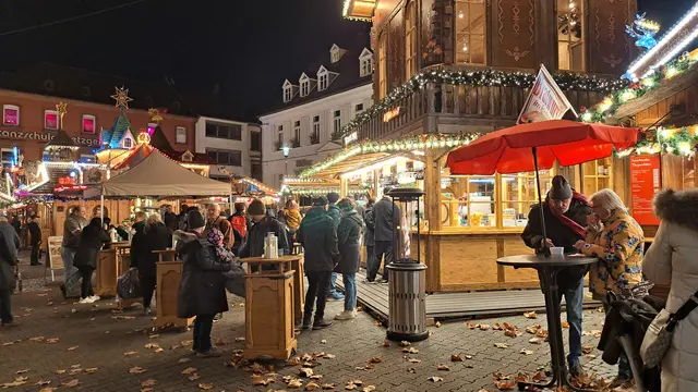 Einen Glühwein trinken und ein Schwätzchen halten: das gehört zum Weihnachtsmarkt Kaiserslautern | Foto: Monika Klein
