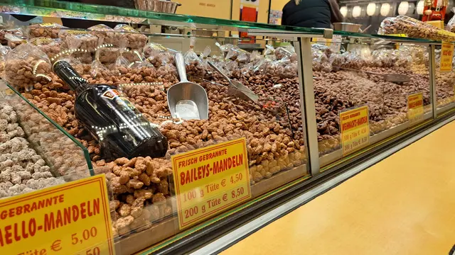 Für Naschkatzen: Es gibt auch außergewöhnliche Kreationen von gebrannten Mandeln | Foto: Monika Klein