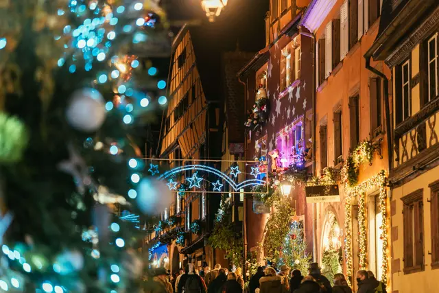 Lichter leuchten und festliche Deko - Weihnachtsmarkt in Riquewihr | Foto: © Bartosch Salmanski/visit Alsace