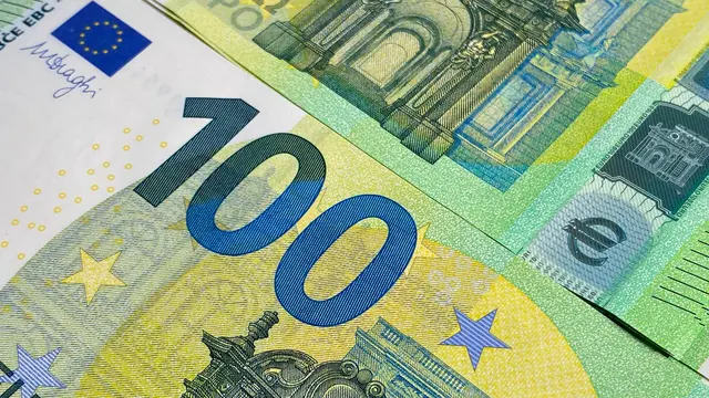 Ein Satelliten-Hologramm und eine überarbeitete Smaragdzahl machen die Banknoten fälschungssicherer | Foto: chekart/stock.adobe.com